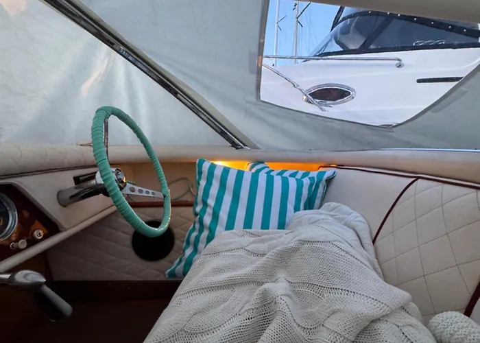 Classic Boat ספינת מלון *